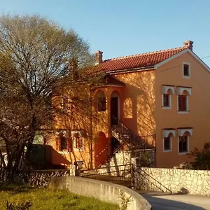 apartments-laura.primorje-gorskikotar.com/